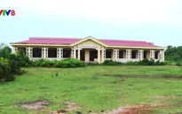Nghịch lý trường học bỏ hoang, học sinh đi học xa 7-8 km