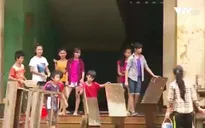 Sớm đưa học sinh vùng lũ Quảng Bình trở lại trường học