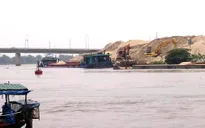 Truy bắt "cát tặc" trên sông Đáy, một CSGT hy sinh