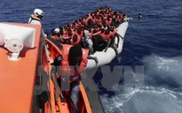 Italy cứu hơn 2.000 người di cư lênh đênh trên biển