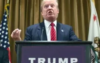 Donald Trump bất ngờ bị tấn công khi đang phát biểu
