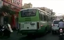Xe bus lấn làn vượt ẩu, va chạm với người điều khiển xe máy