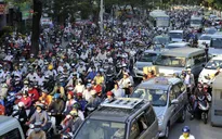 Giao thông ùn tắc trong ngày làm việc cuối cùng trước Tết Bính Thân