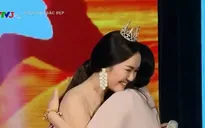 Gala Phép màu sắc đẹp: Lý Nhã Kỳ xúc động ôm bản sao, tặng chương trình 1 tỷ đồng