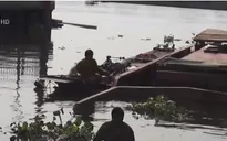 TP.HCM: Chìm sà lan 200 tấn, nhiều người nhảy sông thoát nạn