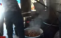 "Ngất" trước công nghệ làm kẹo quẩy siêu bẩn ngày Tết
