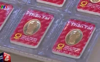 Nhiều cửa hàng vàng mở cửa đến tối để phục vụ ngày Thần tài