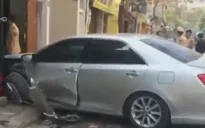 Hà Nội: Camry mất lái, 3 người thương vong