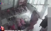Cho nghỉ việc cô giáo xách tay, nhấc bổng, hất trẻ vào chỗ ngủ
