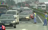 Hết nghỉ lễ, người dân ùn ùn đổ về Thủ đô Hà Nội