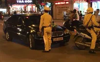 Vi phạm giao thông, tài xế Mercedes "cố thủ" trên xe