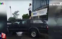 Dở khóc dở cười chứng kiến người Hà Nội lội mưa
