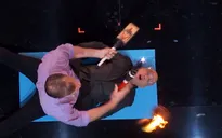 America's Got Talent: Giám khảo nhăn nhó sợ bị... cháy mặt