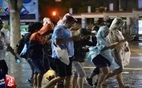 Choáng: Người dân Hong Kong (Trung Quốc) săn Pokemon giữa bão Nida