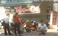 Dàn hàng ngang đòi nợ thuế: Cán bộ chỉ chờ chủ quán về?