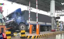 Xe tải "chồm" vào trạm thu phí, 3 nhân viên đi cấp cứu