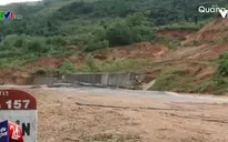 Hàng loạt tuyến đường tại miền Trung bị chia cắt do mưa lũ