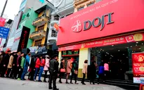 Người dân xếp hàng dài chờ mua vàng lấy may ngày Thần tài