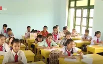 Nặng trĩu nỗi lo học phí của học sinh miền biển