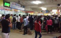 Mua vé về quê đón Tết: Nỗi khổ của người công nhân