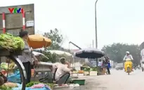 Vỉa hè bị lấn chiếm, người đi bộ bất an khi ra đường