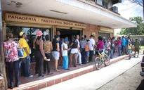 Người dân Venezuela muốn mua bánh mì cũng phải xếp hàng