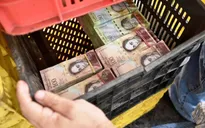 Muốn mua sắm nhanh ở Venezuela hãy... cân tiền, đừng đếm!