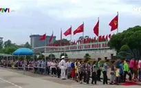 Hàng nghìn người dân xếp hàng vào Lăng viếng Bác