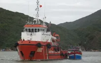 Lai dắt tàu cá cùng 10 ngư dân gặp nạn ở Hoàng Sa