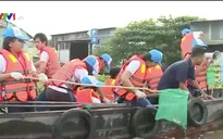 Sinh viên và trẻ em Chợ nổi Cái Răng vớt rác trên sông