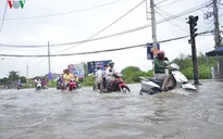 Triều cường dâng cao tại TP.HCM, nhiều tuyến đường bị ngập