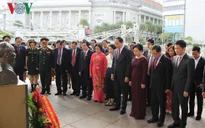 Chủ tịch nước dâng hoa tại Tượng đài Chủ tịch Hồ Chí Minh ở Singapore