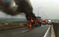 Xe container bốc cháy ngùn ngụt trên cao tốc Long Thành - Dầu Giây