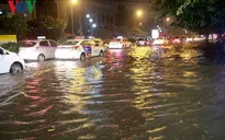Hà Nội: Nhiều tuyến phố ngập hàng mét do bão số 3