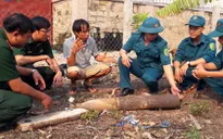 Quảng Trị: Đạn pháo phát nổ, bay vào vườn nhà dân