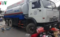 TP.HCM: Xe bồn nổ lốp đâm vào dải phân cách, 2 người nhập viện