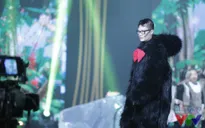 Hoàng Bách toát mồ hôi vì đóng... king kong!
