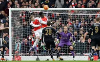 Welbeck ghi bàn giây cuối, Arsenal ngược dòng nghẹt thở trước Leicester