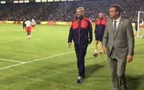 CĐV Arsenal háo hức khi thấy HLV Wenger dự khán trận Leicester-PSG