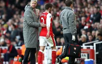 HLV Wenger đã tiên đoán được cảnh Debuchy chấn thương