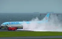 VIDEO máy bay Korean Air chở 319 người cháy lớn ở sân bay Tokyo