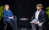 Between Two Ferns "hỏi xoáy đáp xoay" bà Hillary Clinton