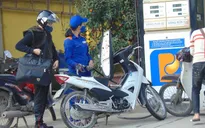 Giá xăng giữ nguyên, giá dầu tăng 500 đồng/lít