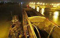 Tàu hơn 7.000 tấn kẹt dưới gầm cầu: Bơm nước, cắt lan can tàu
