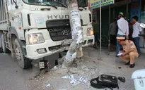 Xe ben mất lái cán nát 2 xe máy