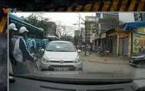 Hà Nội: Ô tô cố tình lấn làn để vượt, gây ách tắc