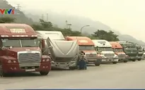 Hàng trăm xe container ùn tắc tại Cửa khẩu quốc tế Thanh Thủy