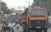 Hà Nội: "Né" trạm thu phí, xe tải "đổ bộ" vào đường làng