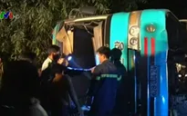 Lật xe chở công nhân, 1 người chết, 18 người bị thương