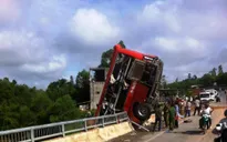 Xe khách mất lái tông vào lan can, 11 người thương vong